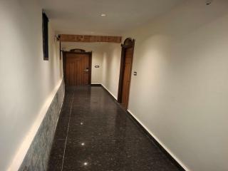 London Castle By LA Riqueza Hotels - Newly Built - Beautiful View of Mountains - 8