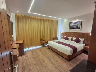 London Castle By LA Riqueza Hotels - Newly Built - Beautiful View of Mountains - 7