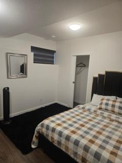 Cozy 2-Bedroom Suite 5 Minutes Walk to Chestermere Lake - 6