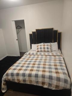 Cozy 2-Bedroom Suite 5 Minutes Walk to Chestermere Lake - 7