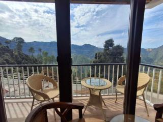 London Castle By LA Riqueza Hotels - Newly Built - Beautiful View of Mountains - 0