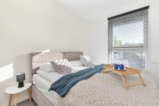 Spacious Apartment with Balcony and Parking by Noclegi Renters - 9