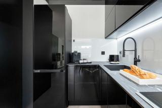 Spacious Apartment with Balcony and Parking by Noclegi Renters - 8