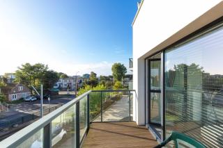 Spacious Apartment with Balcony and Parking by Noclegi Renters - 7