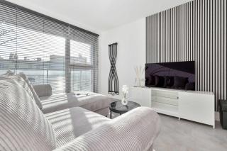 Spacious Apartment with Balcony and Parking by Noclegi Renters - 3