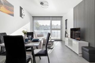Spacious Apartment with Balcony and Parking by Noclegi Renters - 2