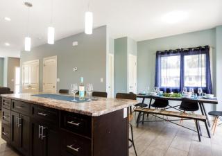 5BDRM Bright Modern Home-King Bed-Garage-Sleeps 12 - 7