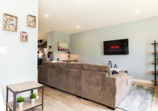 5BDRM Bright Modern Home-King Bed-Garage-Sleeps 12 - 1