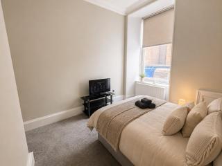 8 Bed, Sleeps 10, Free Parking, Near City Centre ! - 9