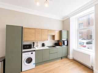 8 Bed, Sleeps 10, Free Parking, Near City Centre ! - 8