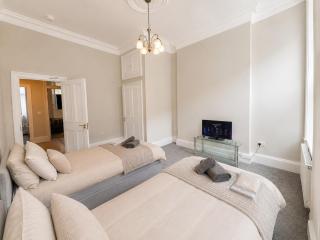 8 Bed, Sleeps 10, Free Parking, Near City Centre ! - 4