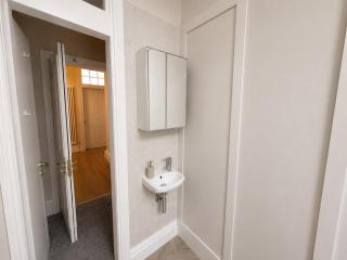 8 Bed, Sleeps 10, Free Parking, Near City Centre ! - 3