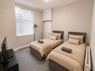 4 Bed Modernised, Free Parking, Near City Centre ! - 7