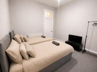 4 Bed Modernised, Free Parking, Near City Centre ! - 5