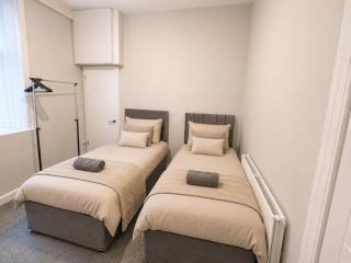 4 Bed Modernised, Free Parking, Near City Centre ! - 1
