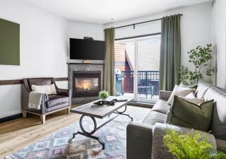 Chic Rockies Getaway - Pool & Hot Tub - King Bed - BBQ! - 4