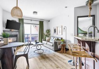 Chic Rockies Getaway - Pool & Hot Tub - King Bed - BBQ! - 1