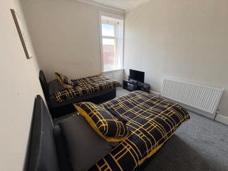 5 Bed, Near City Centre, Free Parking ! - 5