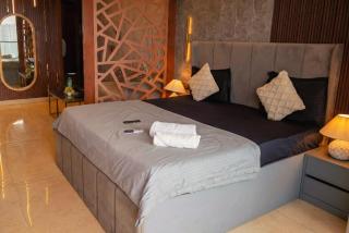 Luxurious Studio with glass wall and highway view - 0