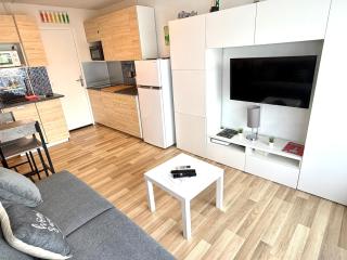 Studio vue port, belle terrasse, piscine - 2