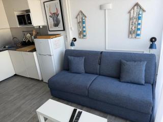 Studio vue port, parking privé, terrasse, clim - 1