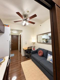 Cozy 1BR Makati Stay Mall Access & City Views - 0