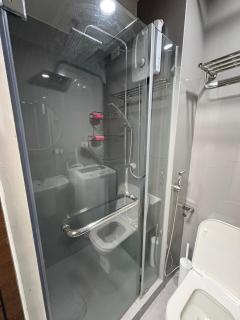 Cozy 1BR Makati Stay Mall Access & City Views - 2
