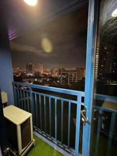 Cozy 1BR Makati Stay Mall Access & City Views - 4