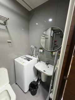 Cozy 1BR Makati Stay Mall Access & City Views - 6