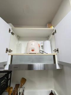 Cozy 1BR Makati Stay Mall Access & City Views - 8