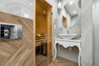 Przestronny Apartament z Prywatną Sauną i Balkonem by Noclegi Renters - 1