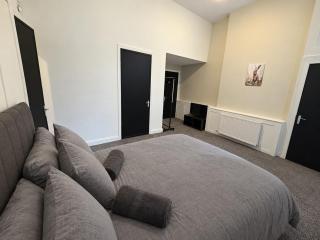 7 Bed, Free Parking, Centrally Located ! - 0