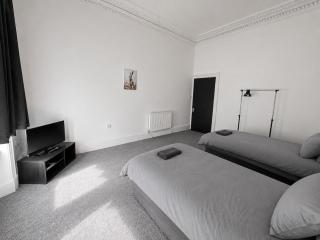 7 Bed, Free Parking, Centrally Located ! - 5
