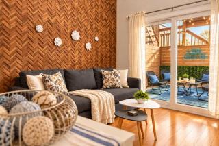 Jennifer's Stylish Apt Private Deck Backyard Oasis - 3