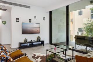 Elegant City Stay near the Beach - 3