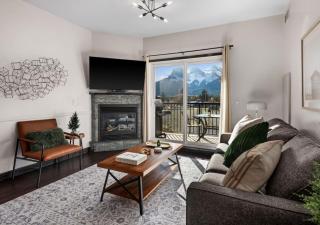 Scenic Mountain View - Pool & HotTub - Fireplace - BBQ! - 4