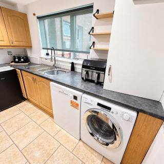 Cozy 3BR Home, Free Parking, Sleeps 6 ! - 7