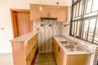 2 beds, 3 baths, living room with TV and WiFi - 5