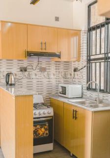 2 beds, 3 baths, living room with TV and WiFi - 4