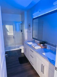 Spacious Family & Group Getaway Near Airport - 9