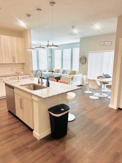 Spacious Family & Group Getaway Near Airport - 0