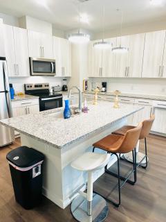 Spacious Family & Group Getaway Near Airport - 7
