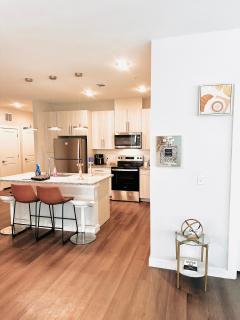 Spacious Family & Group Getaway Near Airport - 6
