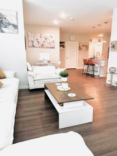 Spacious Family & Group Getaway Near Airport - 1