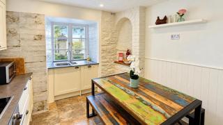Holly Cottage - characterful cottage a stones throw from river Dart with front & back patios - 1