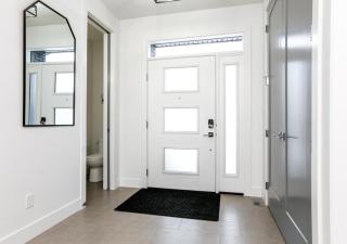 5BDRM Chic Modern Home-Hot Tub-King Bed-AC-Garage - 3