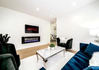 5BDRM Chic Modern Home-Hot Tub-King Bed-AC-Garage - 2