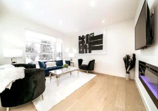5BDRM Chic Modern Home-Hot Tub-King Bed-AC-Garage - 1