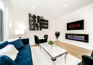 5BDRM Chic Modern Home-Hot Tub-King Bed-AC-Garage - 1