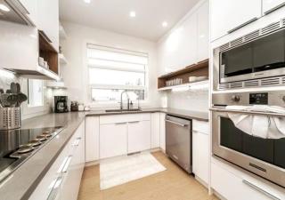 5BDRM Chic Modern Home-Hot Tub-King Bed-AC-Garage - 7